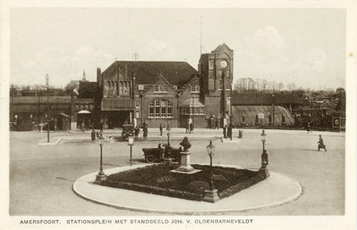 13087 Gezicht op het Stationsplein en de voorgevel van het station te Amersfoort; met op de voorgrond het borstbeeld ...